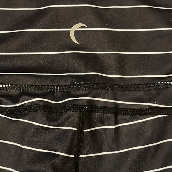 Zyia black and white capri length leggings size 8-10 - Picture 9 of 9